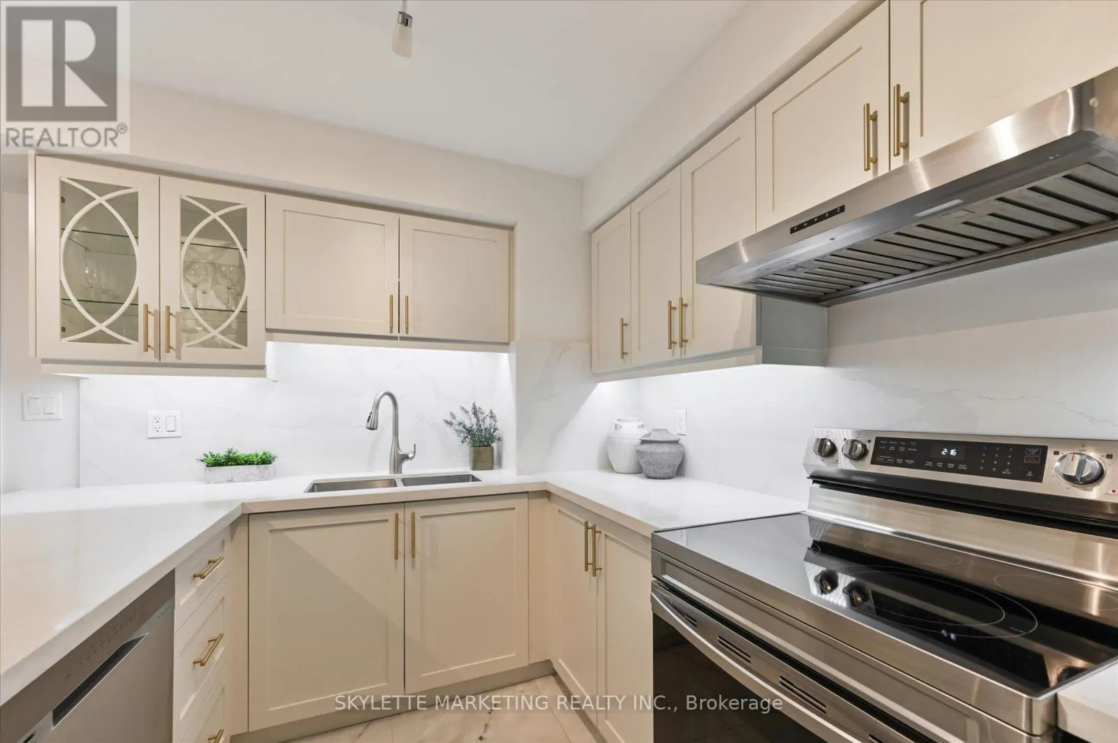 8 - 118 FINCH AVENUE W