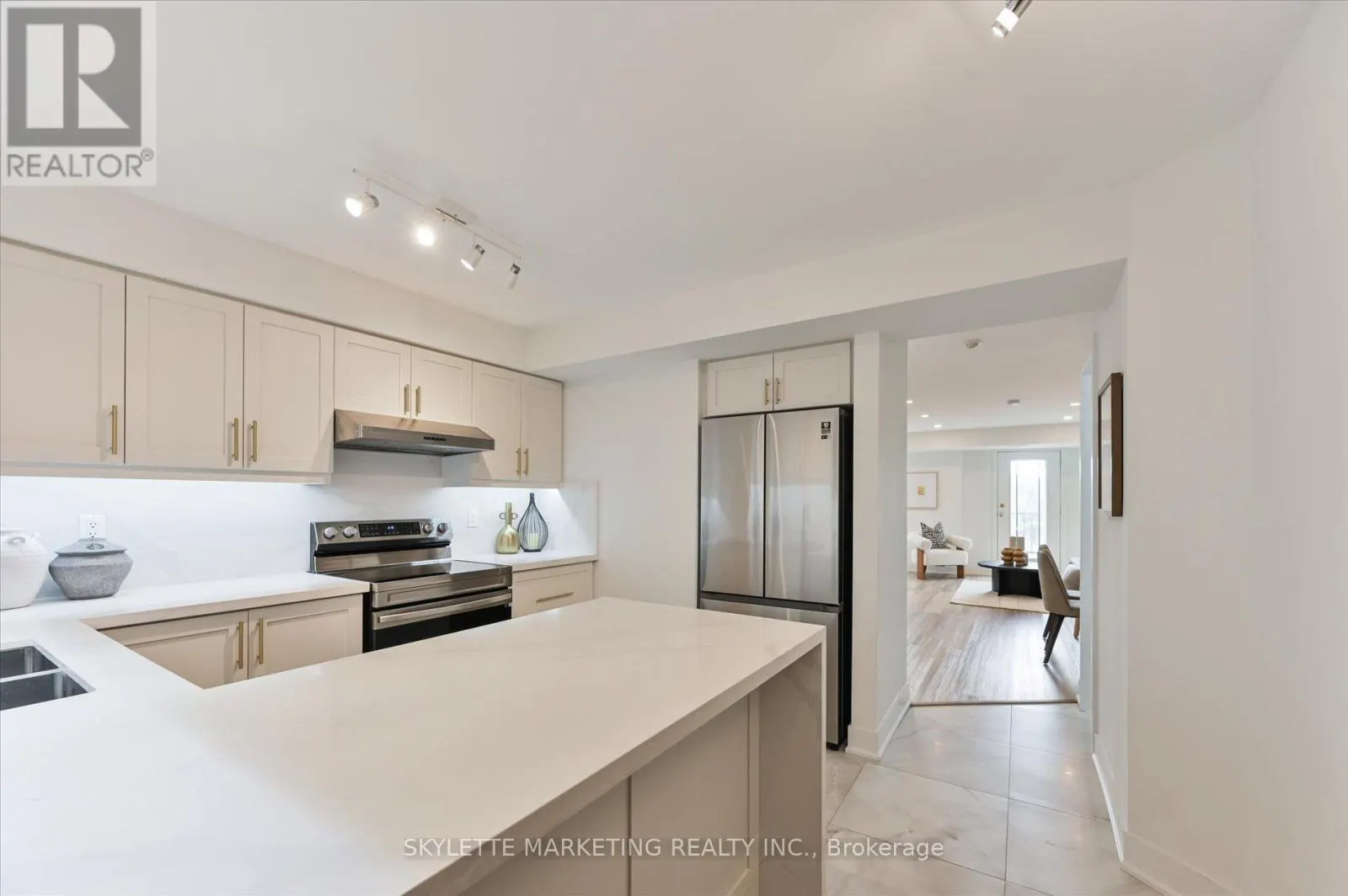 8 - 118 FINCH AVENUE W
