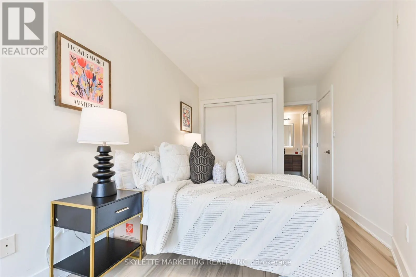 8 - 118 FINCH AVENUE W