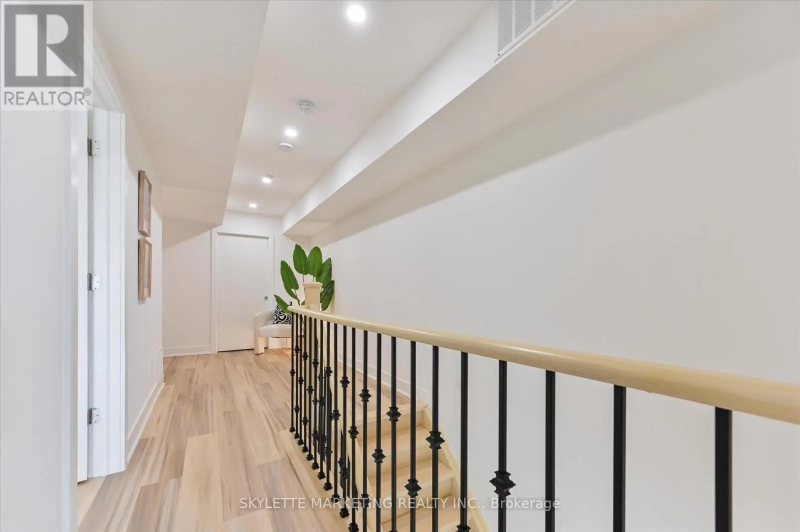 8 - 118 FINCH AVENUE W