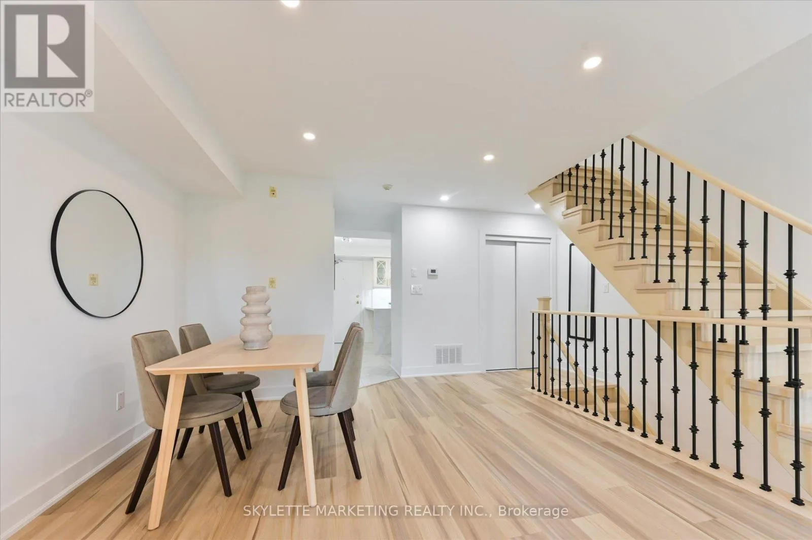 8 - 118 FINCH AVENUE W