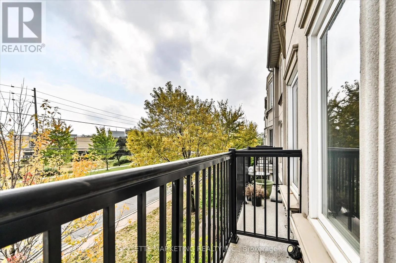8 - 118 FINCH AVENUE W