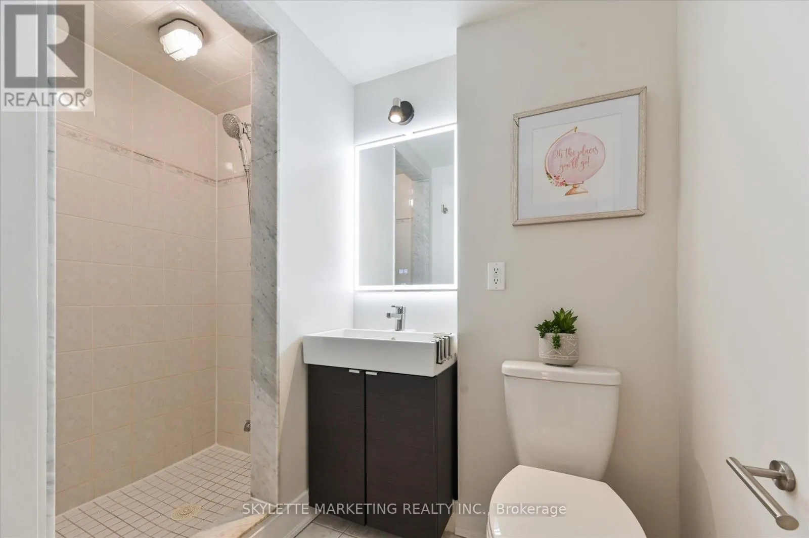 8 - 118 FINCH AVENUE W