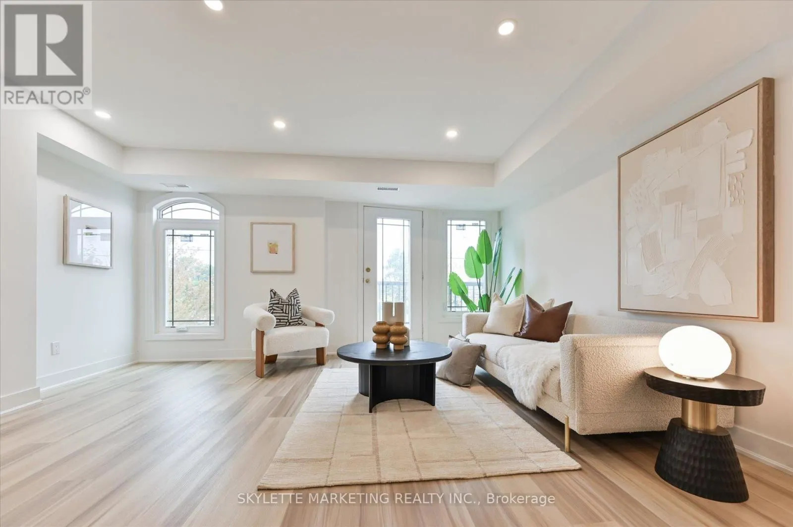 8 - 118 FINCH AVENUE W