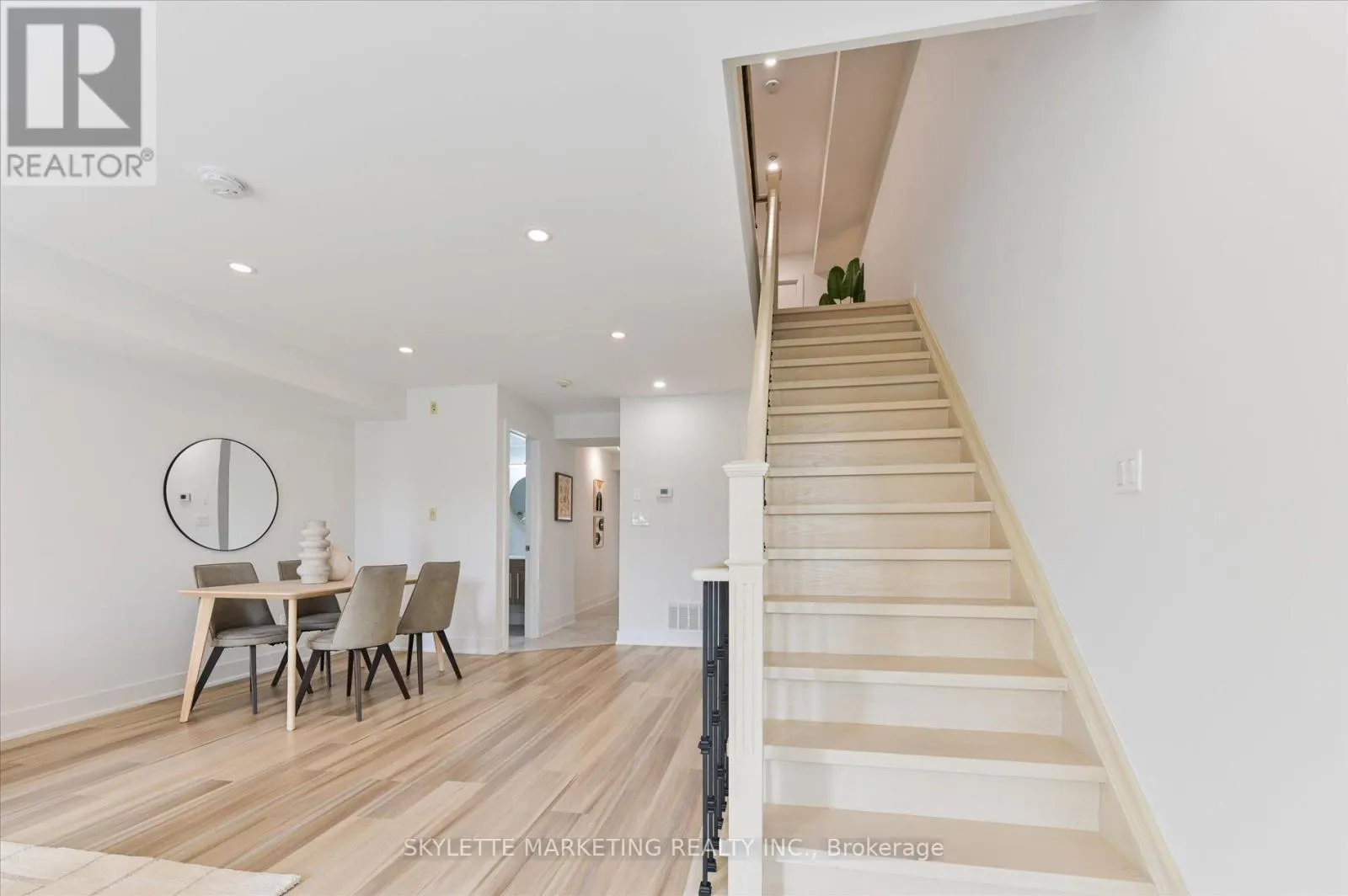 8 - 118 FINCH AVENUE W
