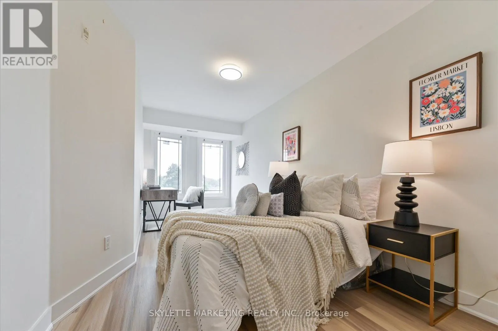 8 - 118 FINCH AVENUE W