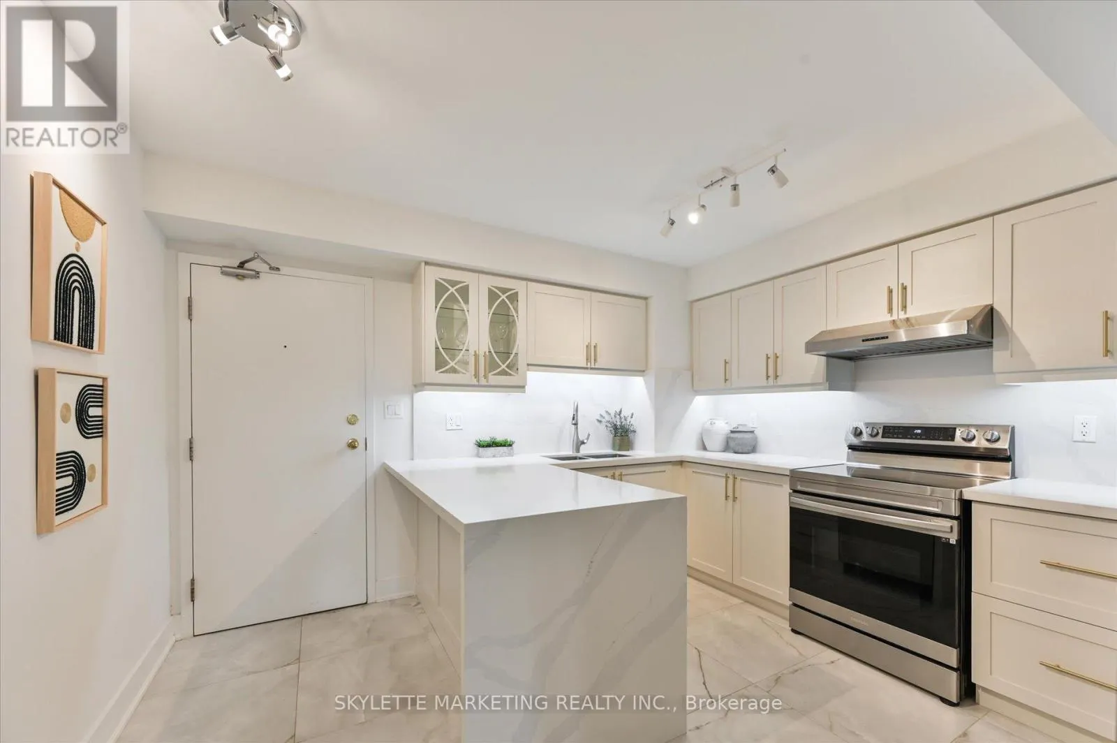 8 - 118 FINCH AVENUE W