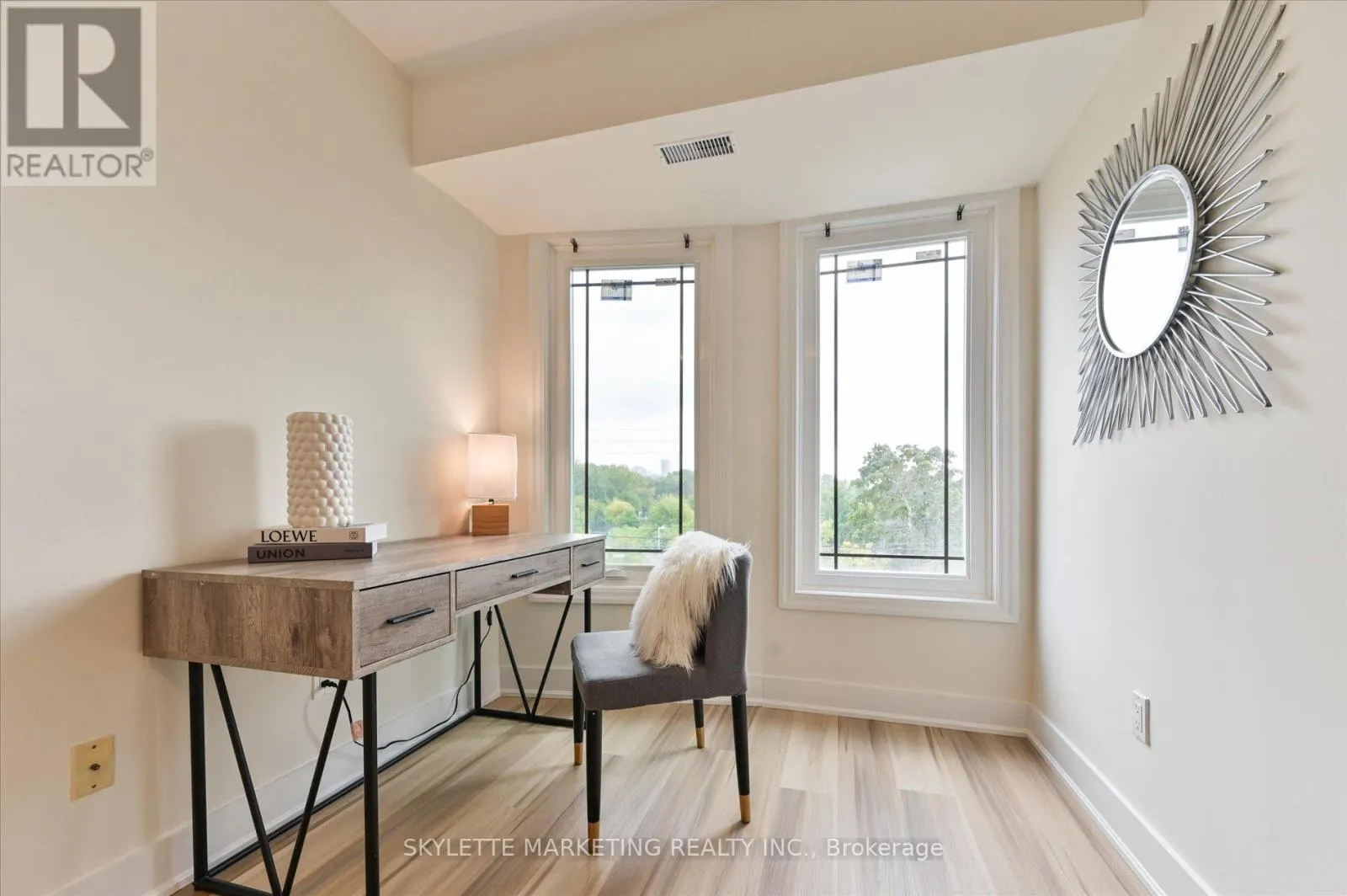 8 - 118 FINCH AVENUE W