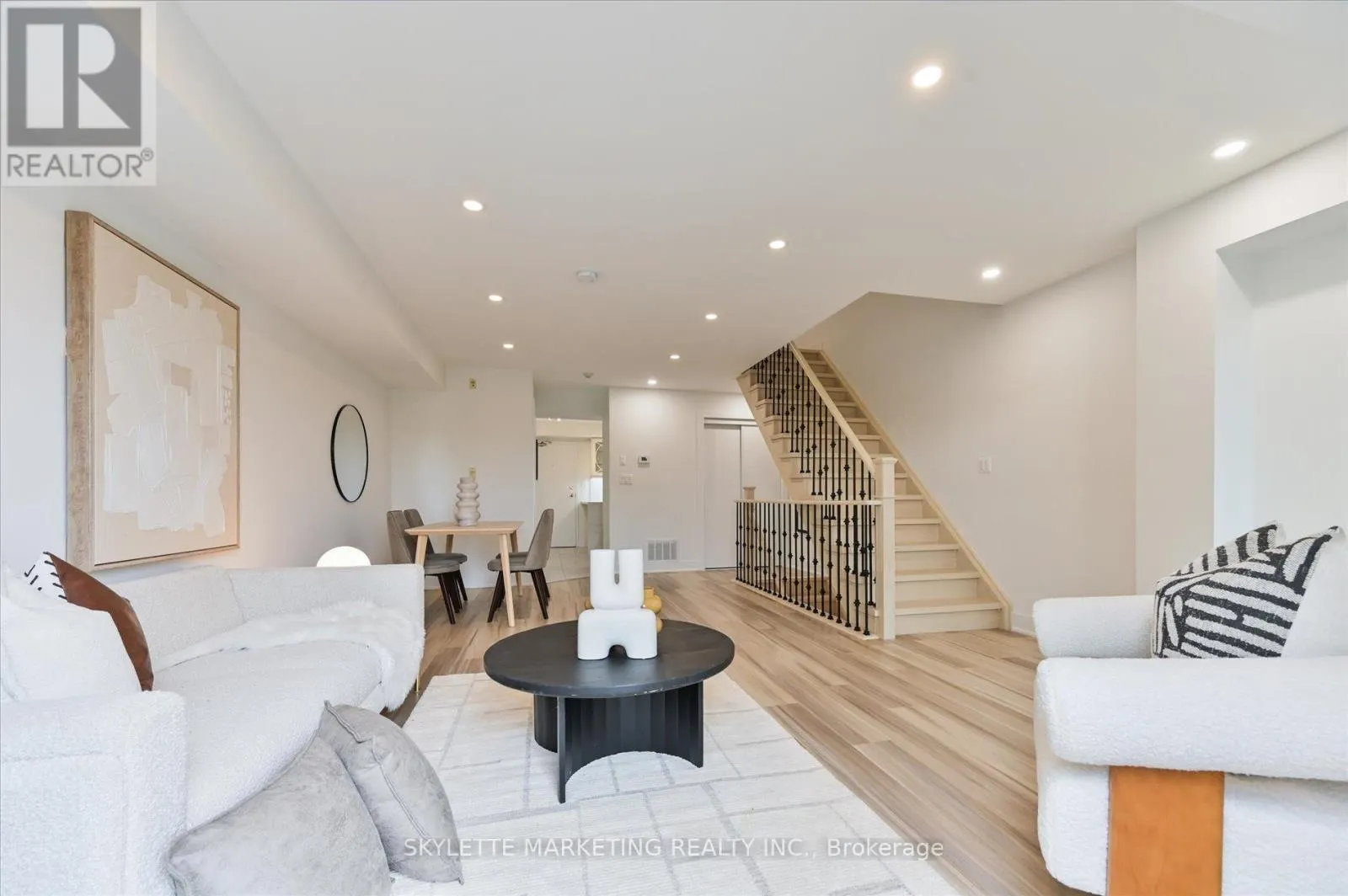 8 - 118 FINCH AVENUE W
