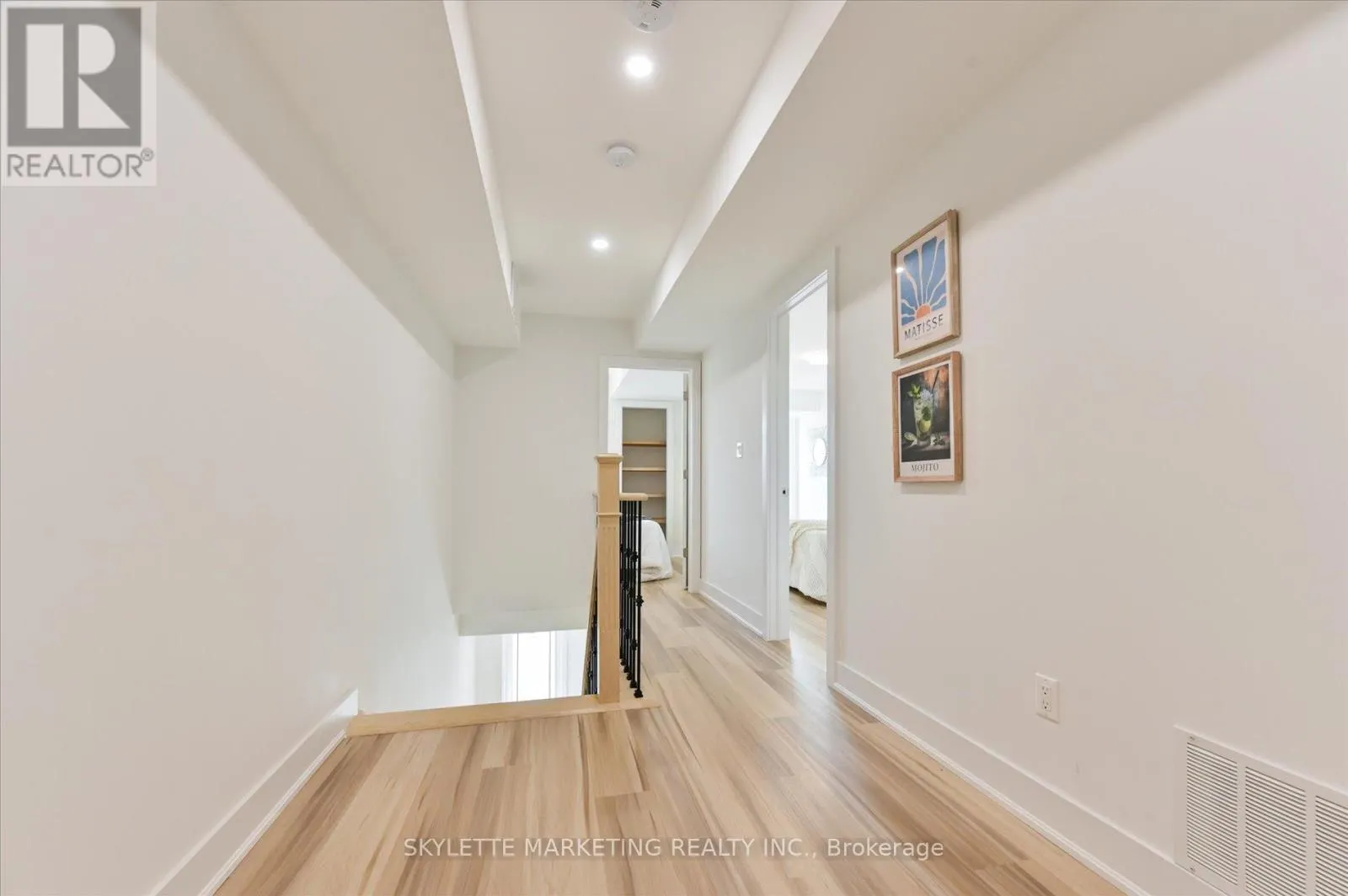 8 - 118 FINCH AVENUE W