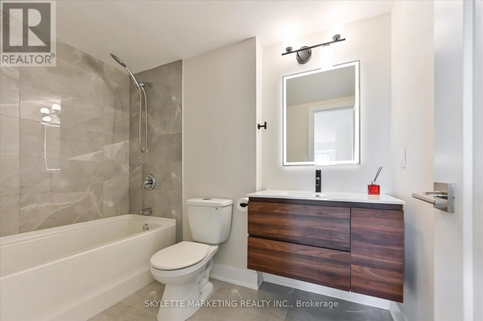 8 - 118 FINCH AVENUE W