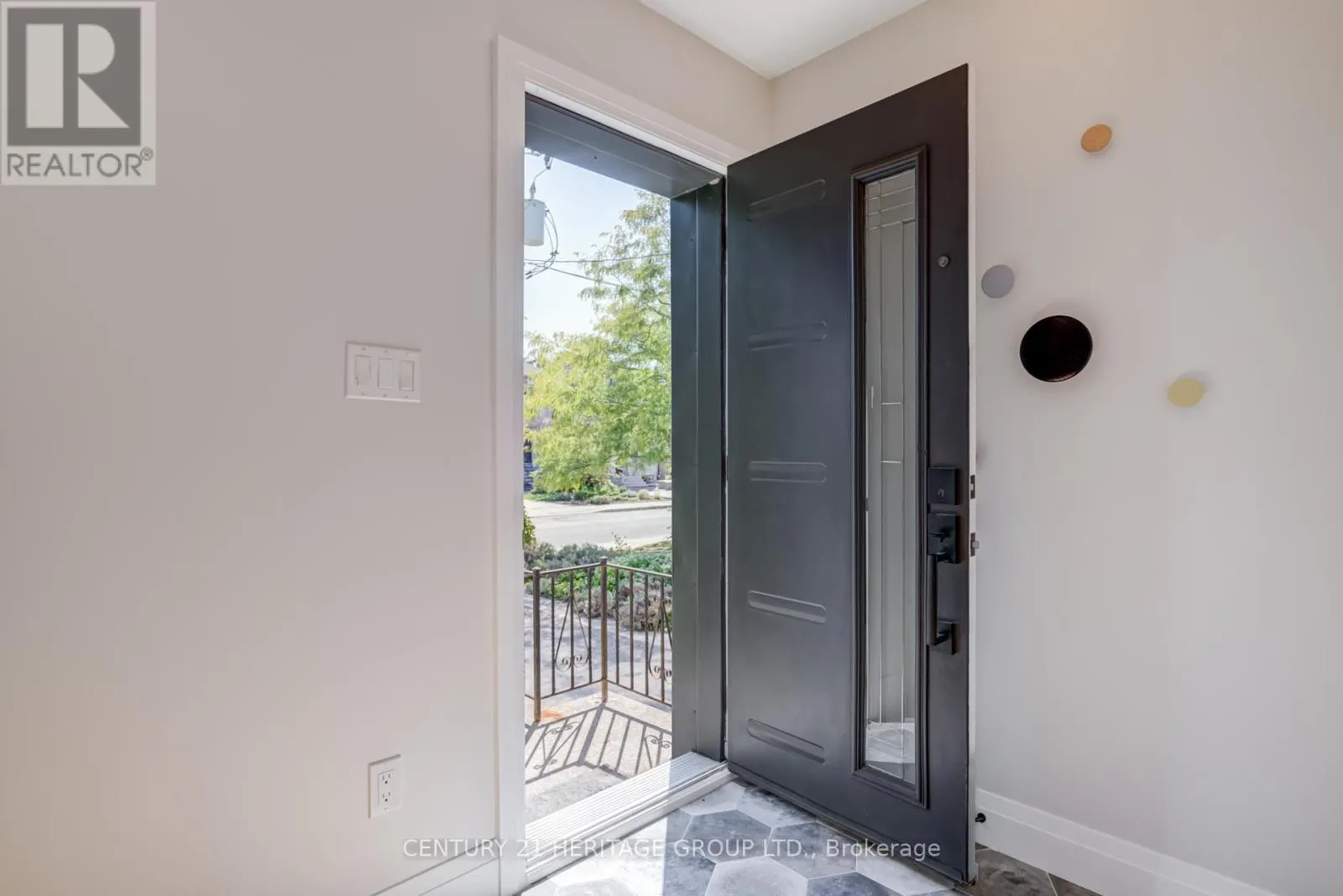 576 BROADWAY AVENUE
