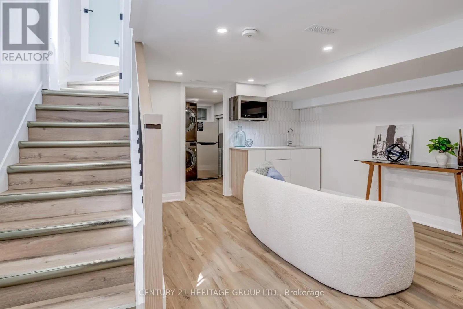 576 BROADWAY AVENUE