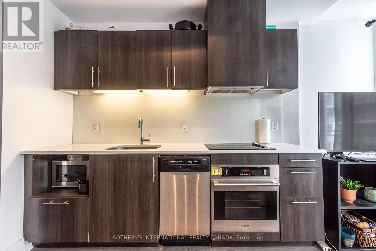 805 - 508 WELLINGTON STREET W
