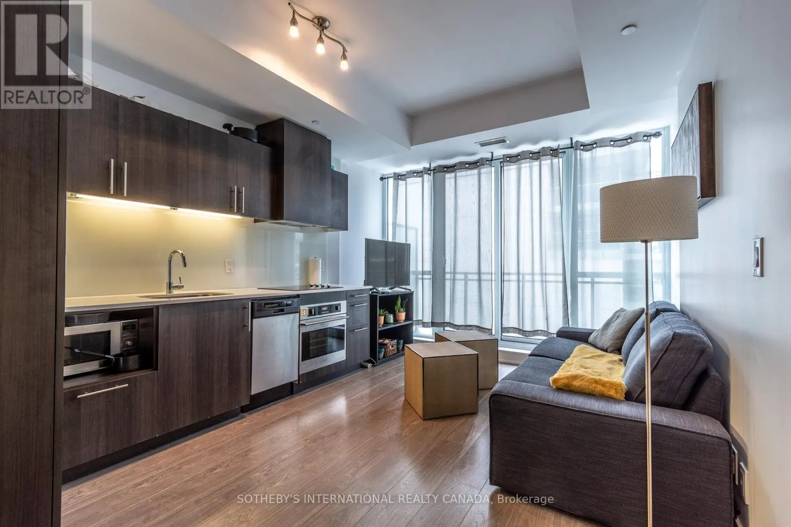 805 - 508 WELLINGTON STREET W