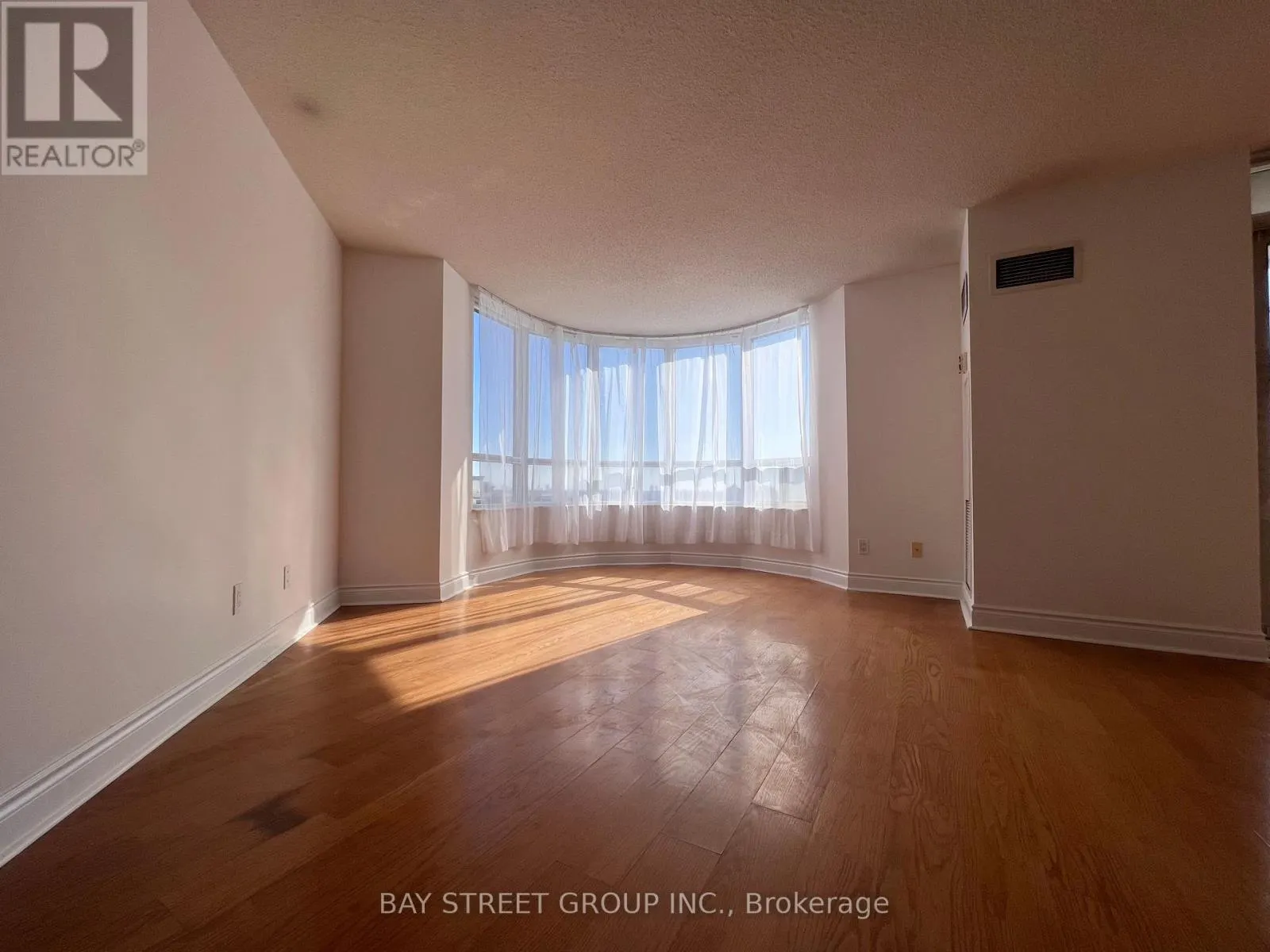 1226 - 15 NORTHTOWN WAY
