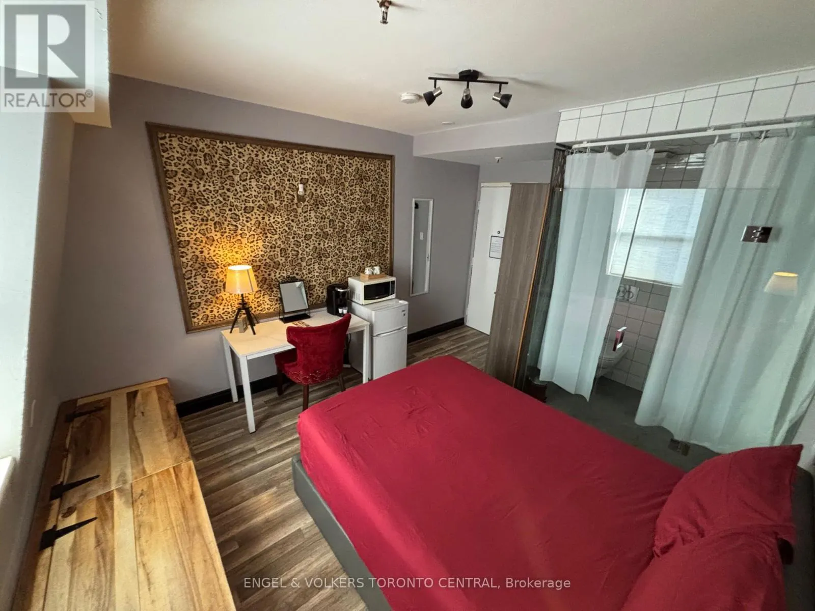 650 1/2 QUEEN STREET W