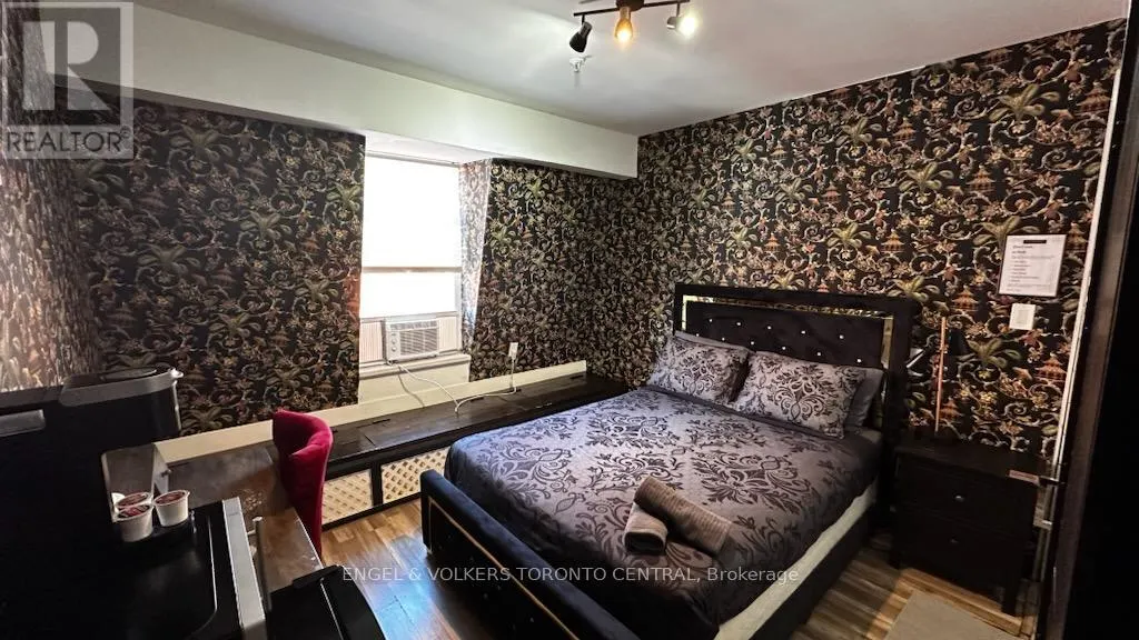 650 1/2 QUEEN STREET W