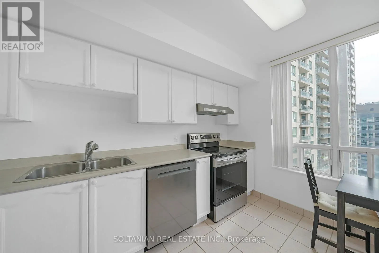 1702 - 256 DORIS AVENUE