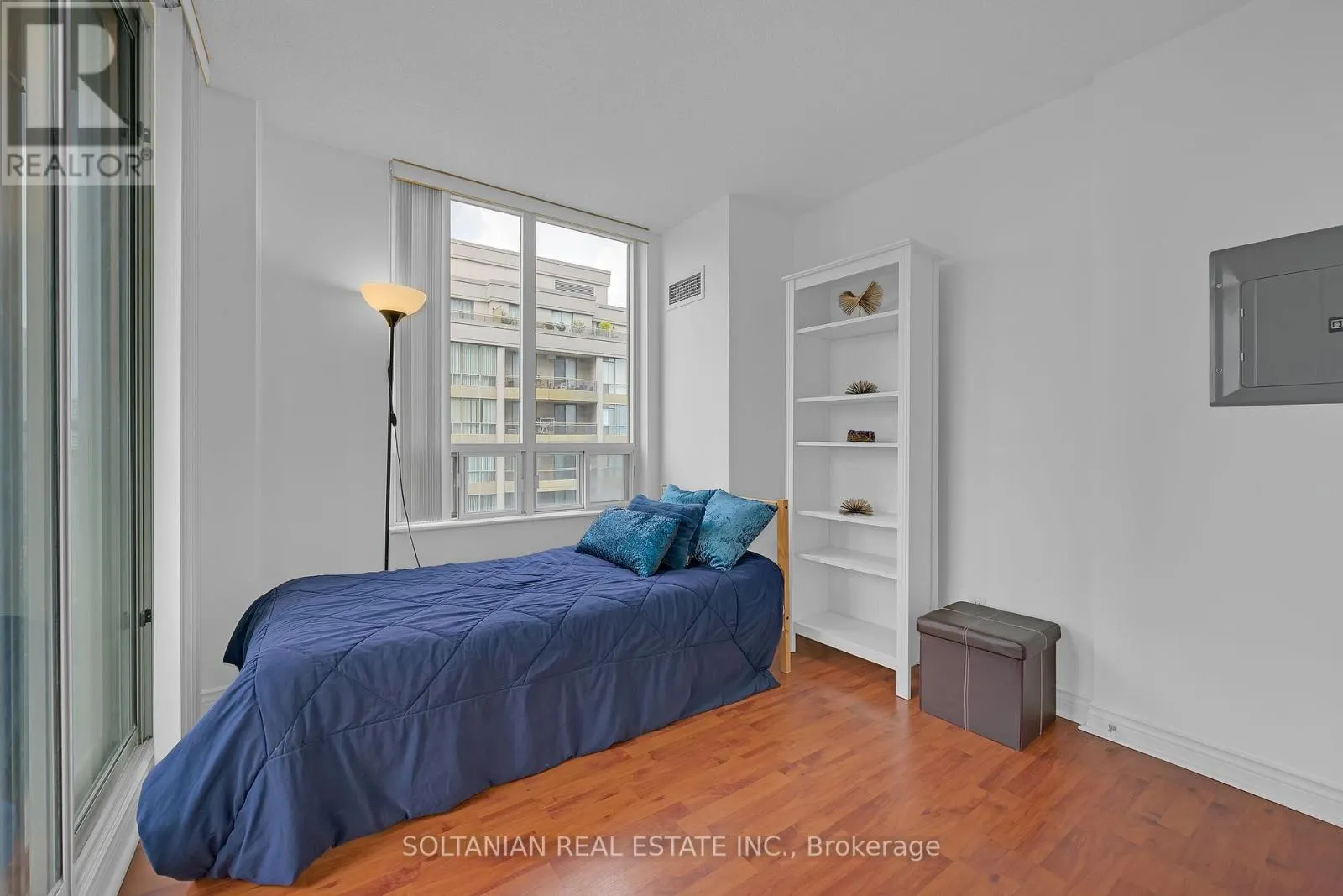 1702 - 256 DORIS AVENUE