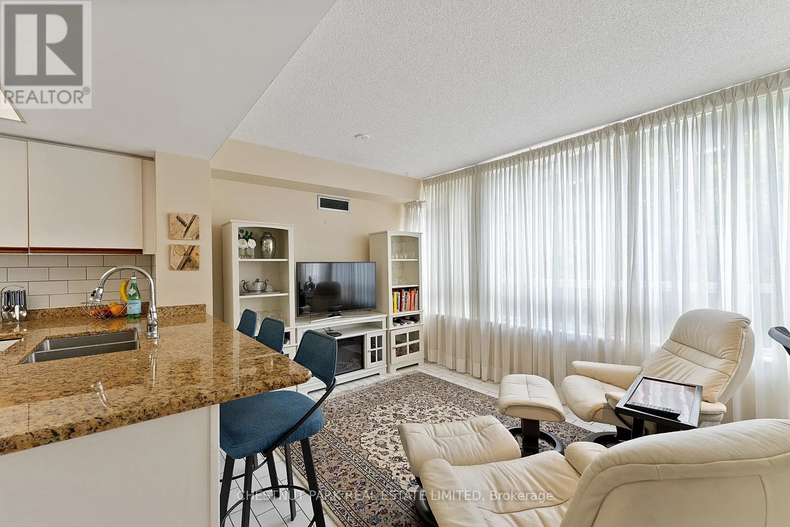 311 - 215 THE DONWAY W