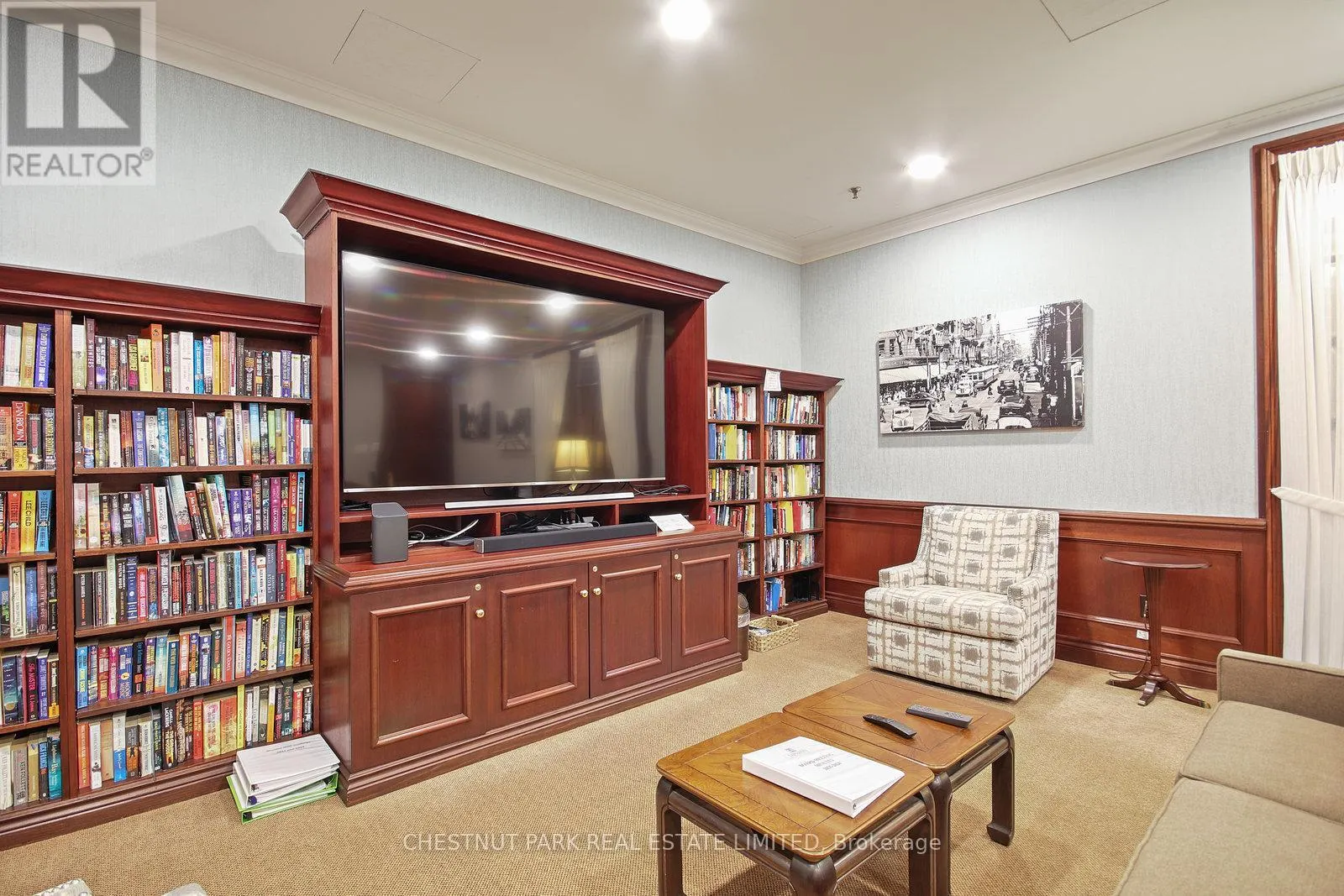 311 - 215 THE DONWAY W