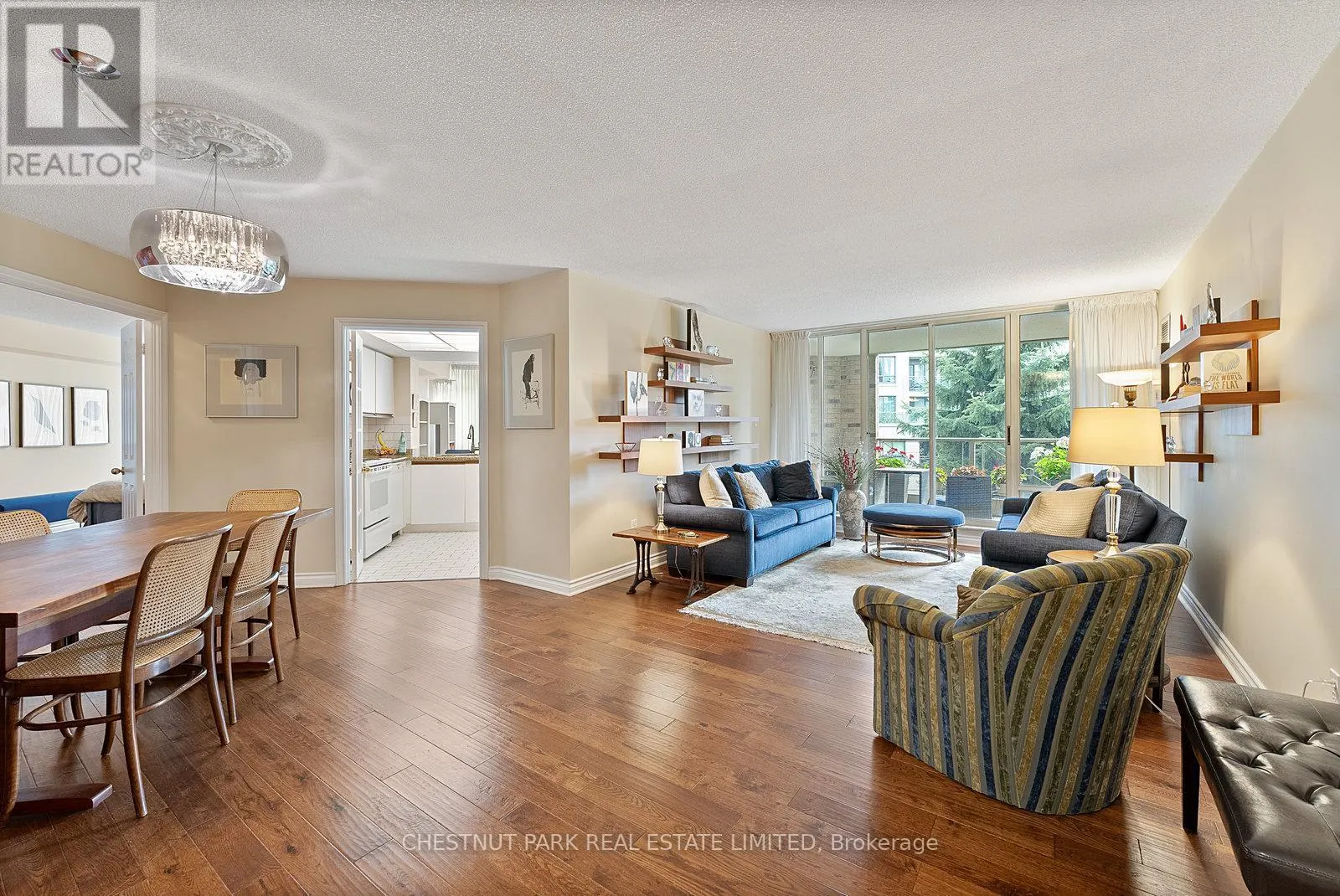 311 - 215 THE DONWAY W
