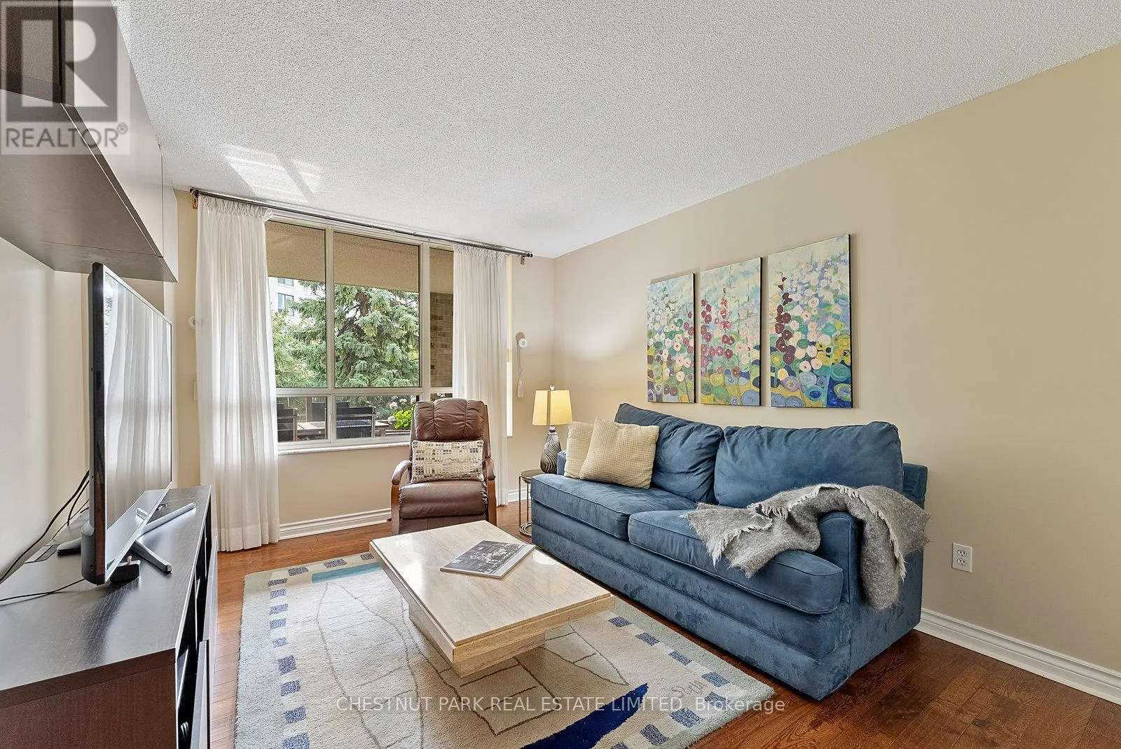 311 - 215 THE DONWAY W