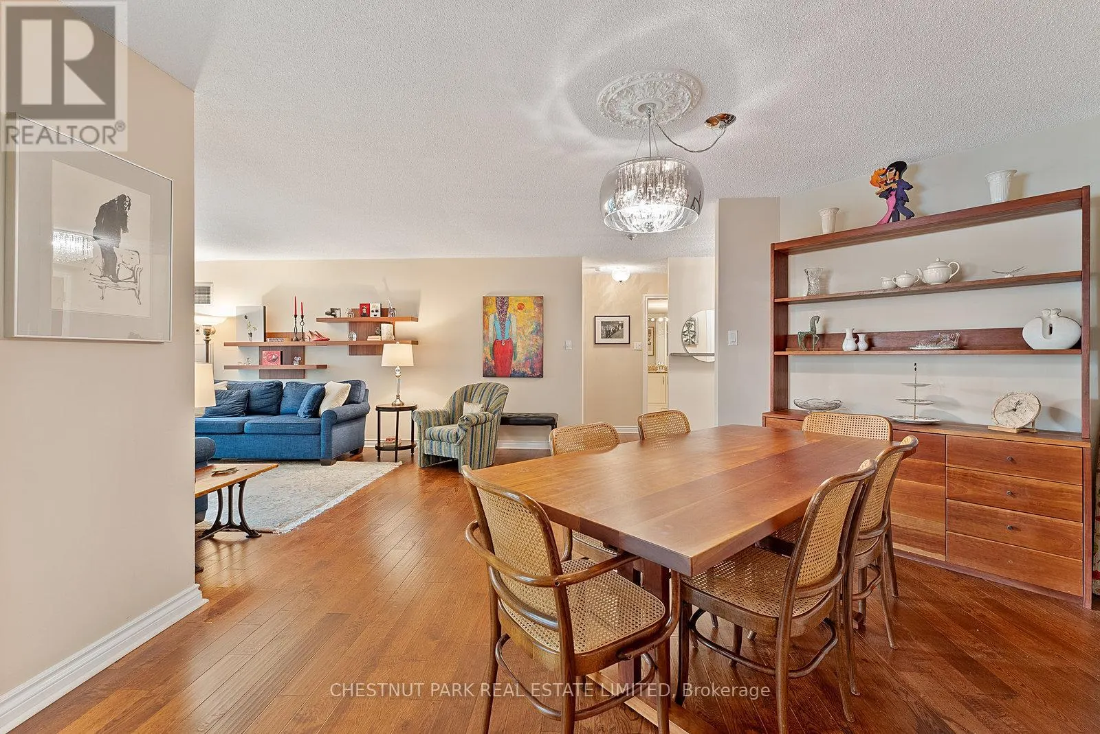 311 - 215 THE DONWAY W