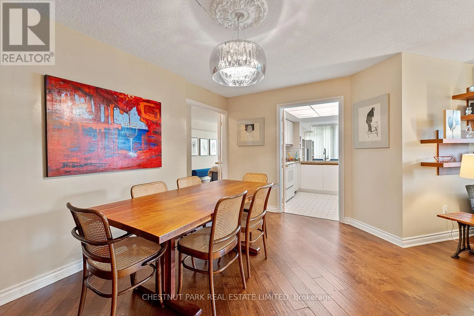 311 - 215 THE DONWAY W