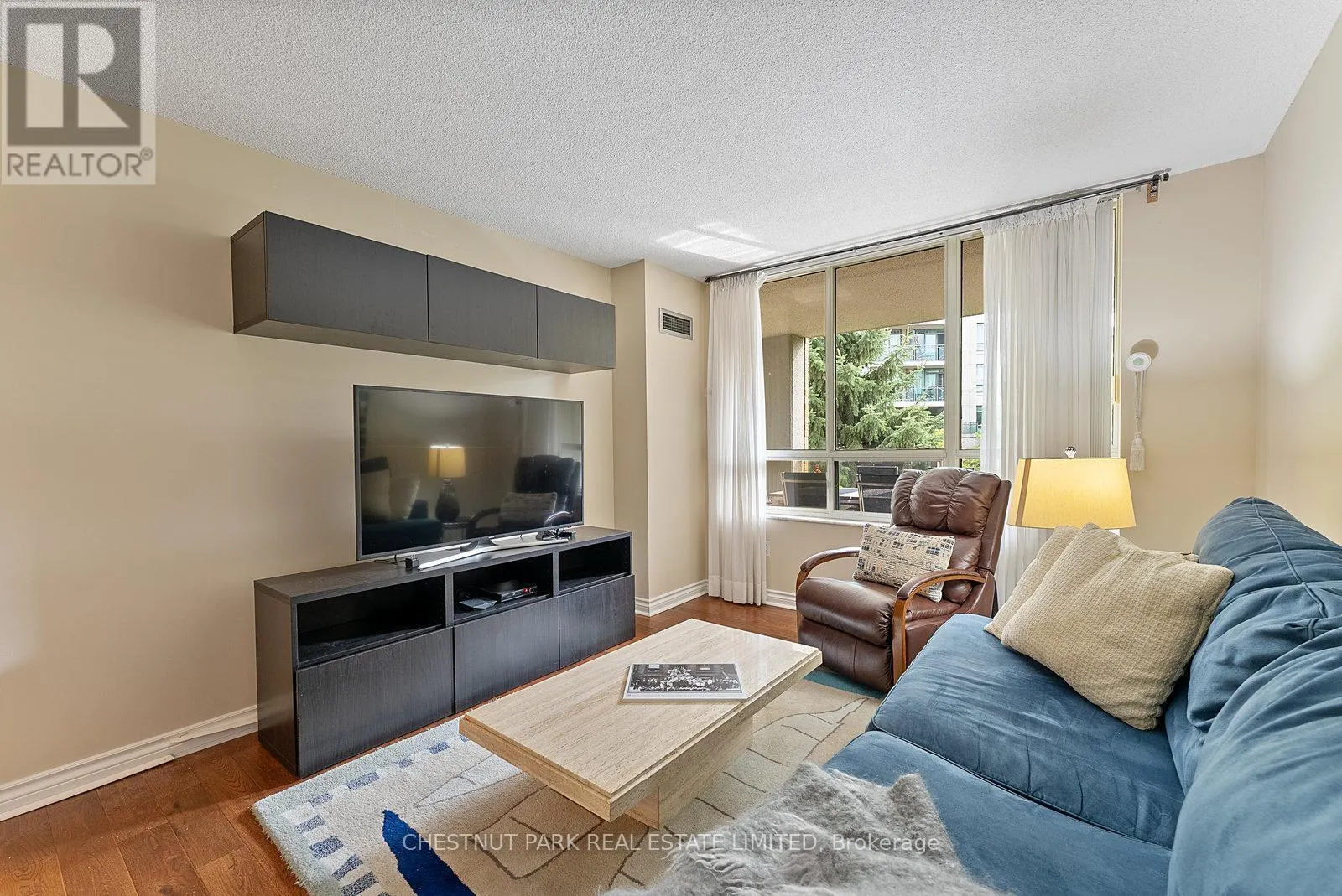 311 - 215 THE DONWAY W