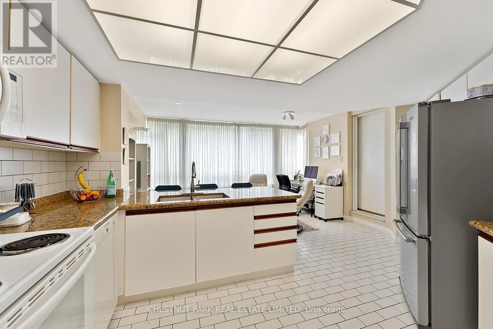 311 - 215 THE DONWAY W