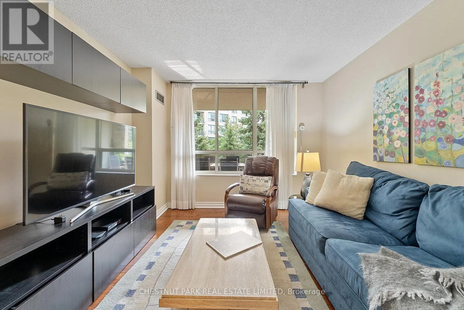 311 - 215 THE DONWAY W