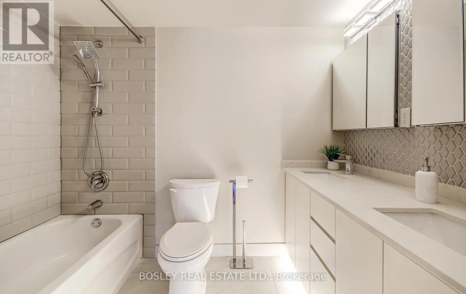 702 - 62 WELLESLEY STREET W