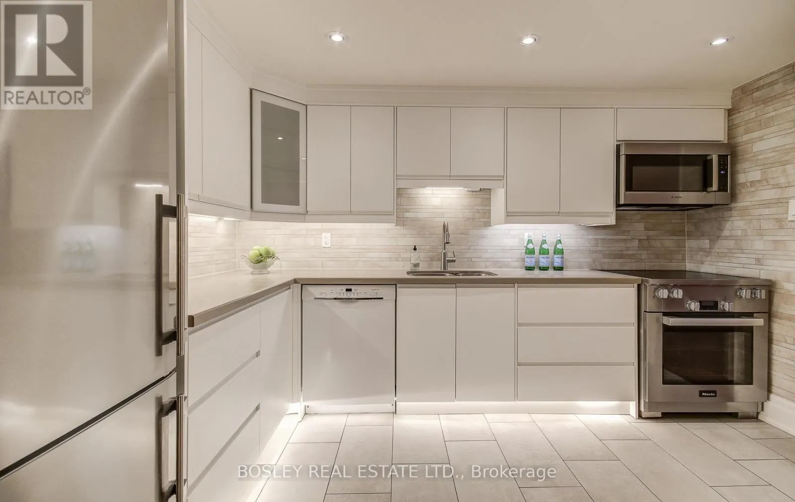 702 - 62 WELLESLEY STREET W