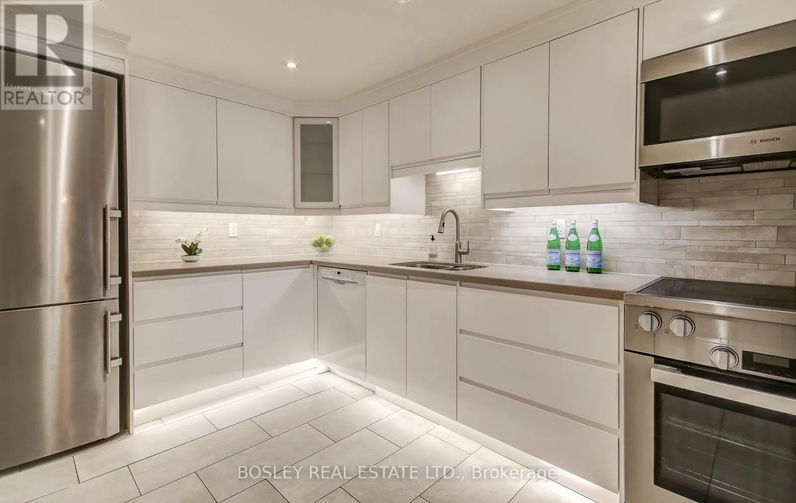702 - 62 WELLESLEY STREET W