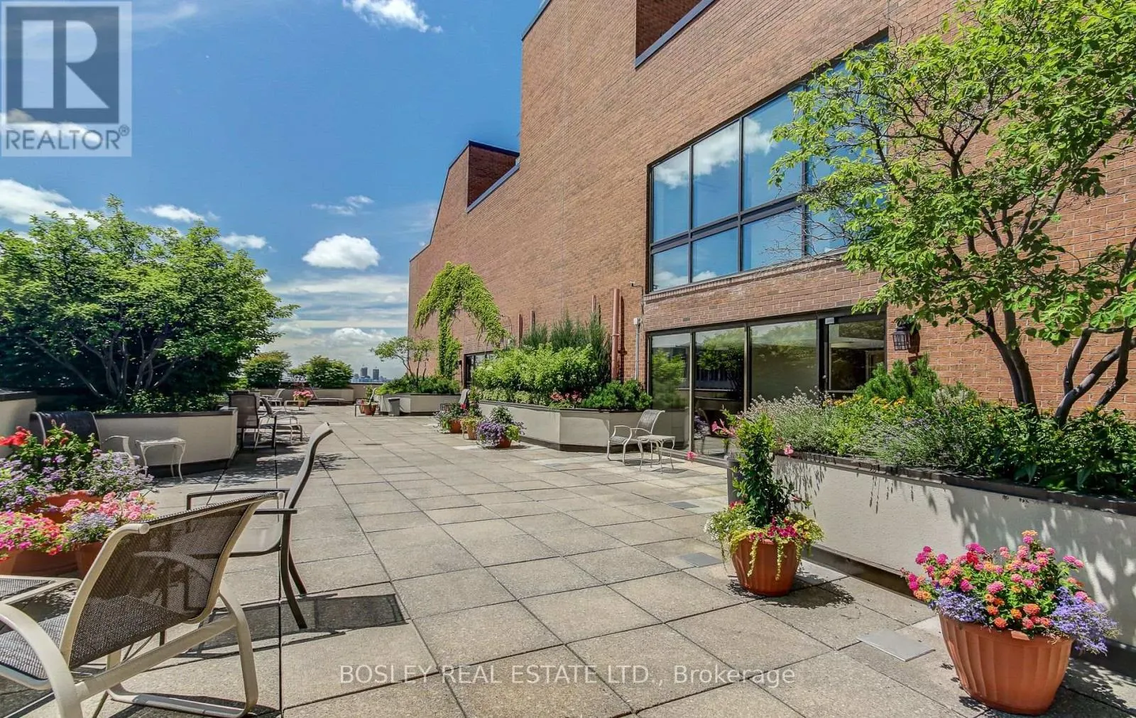 702 - 62 WELLESLEY STREET W