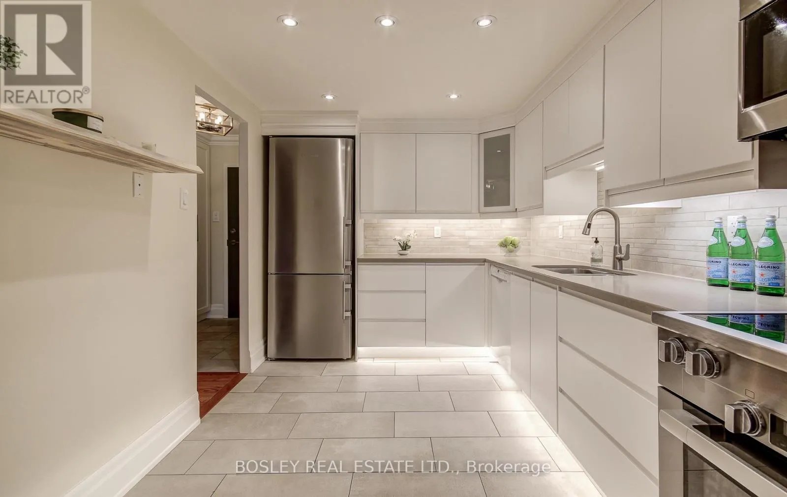702 - 62 WELLESLEY STREET W
