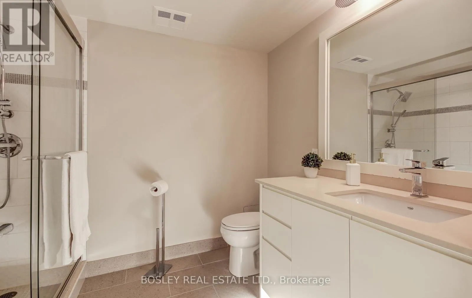 702 - 62 WELLESLEY STREET W