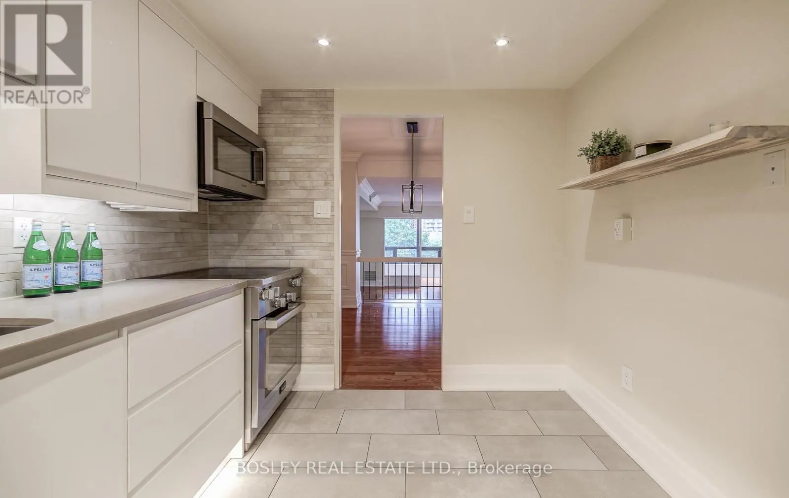 702 - 62 WELLESLEY STREET W