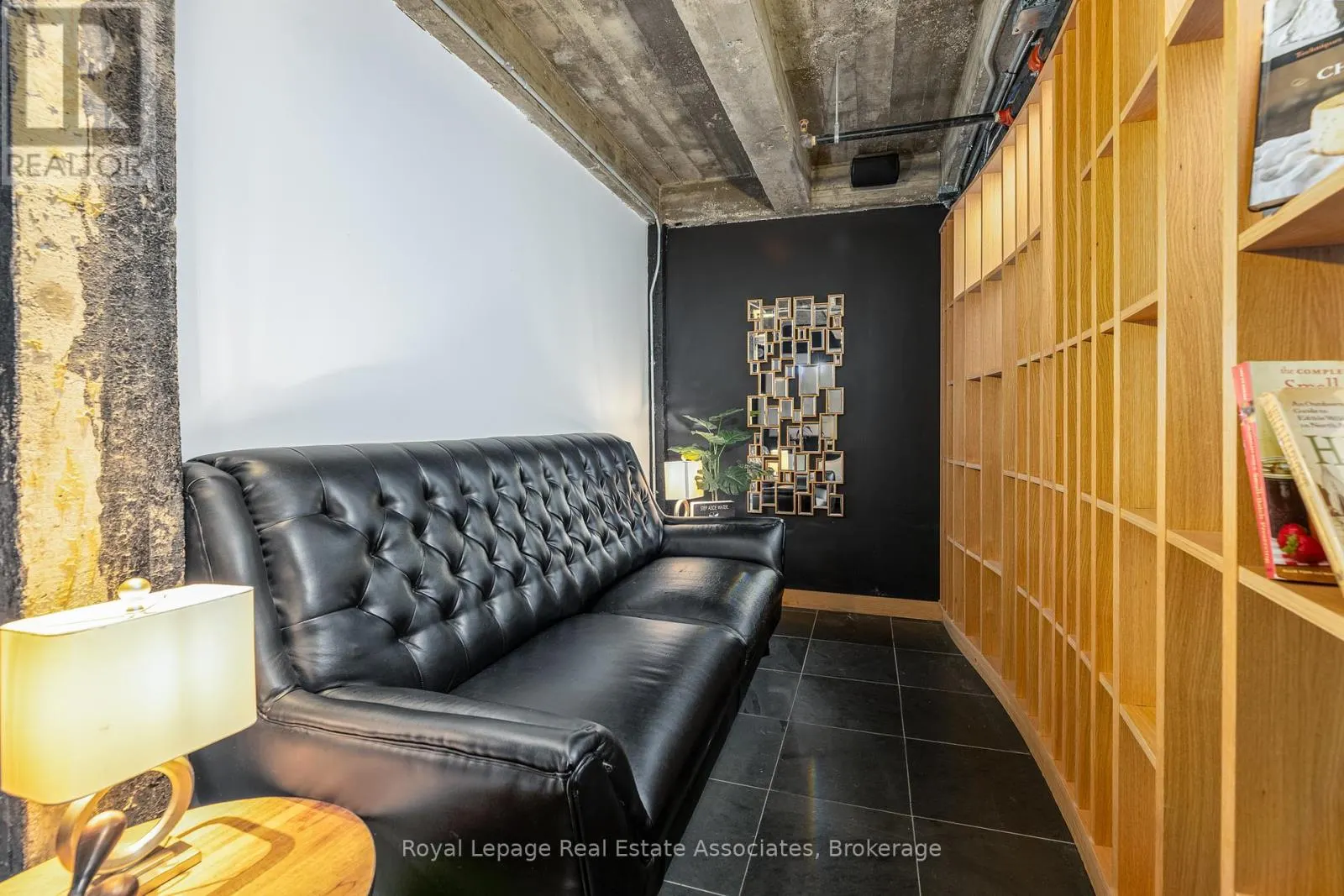 B101 - 67 RICHMOND STREET W
