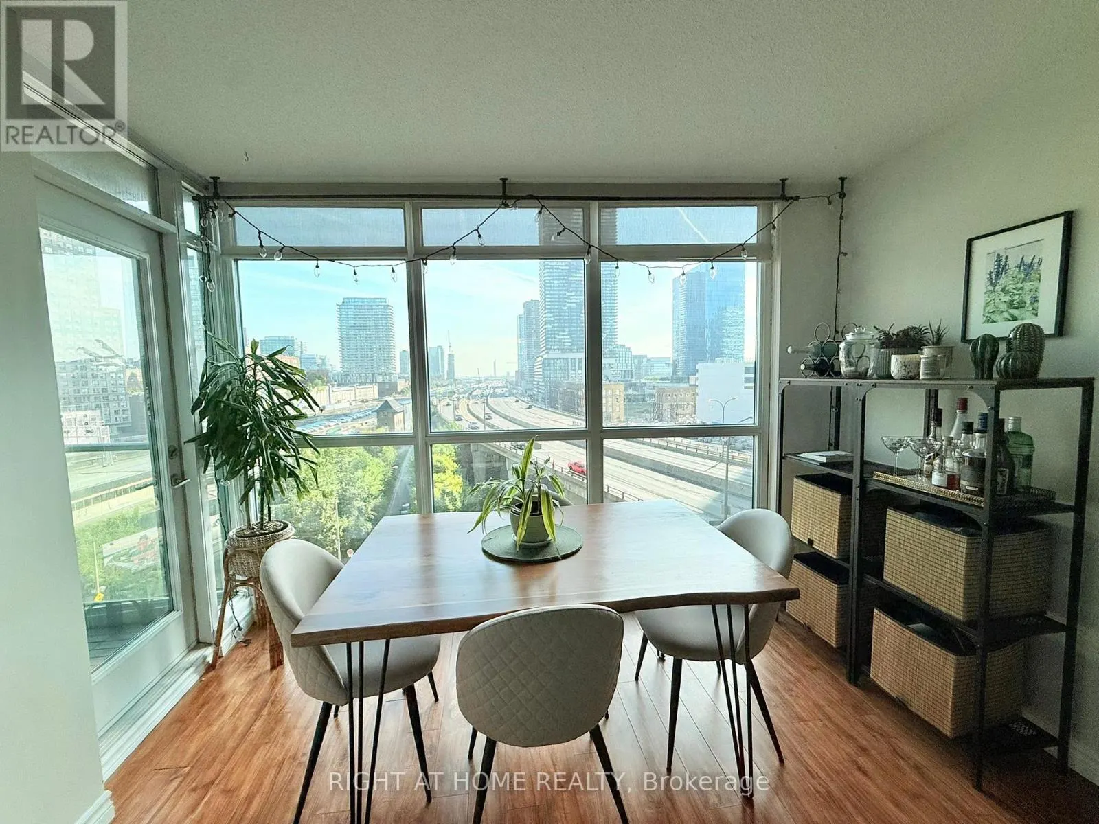 809 - 18 YONGE STREET