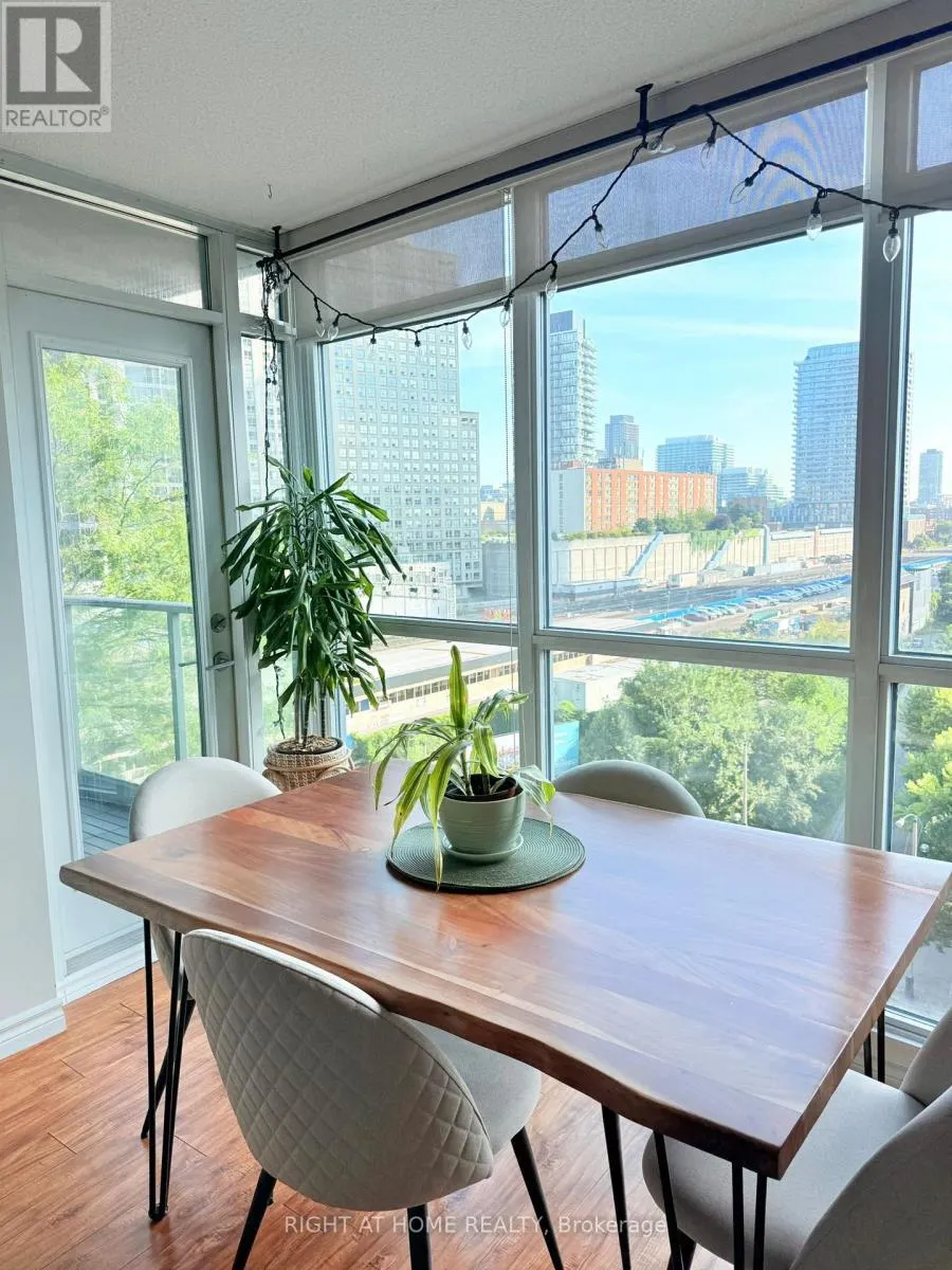 809 - 18 YONGE STREET