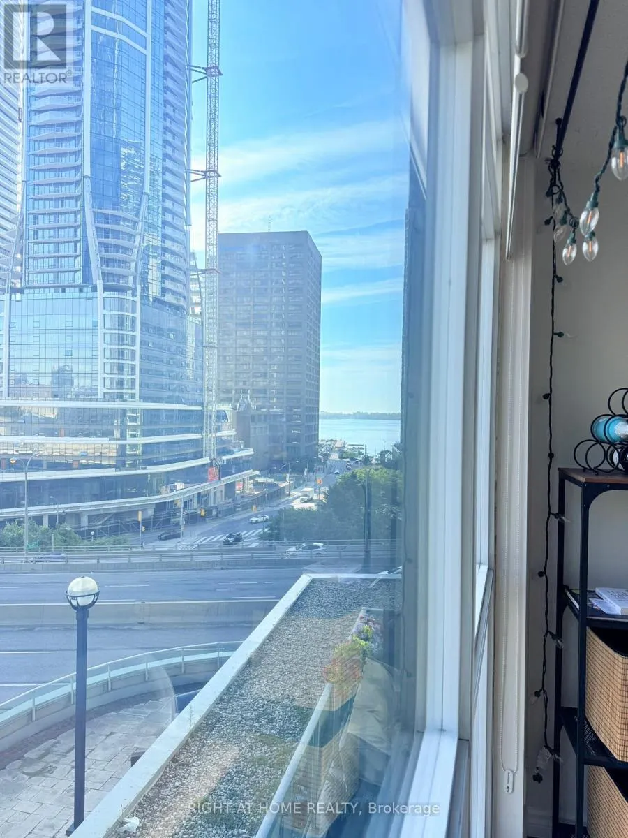 809 - 18 YONGE STREET