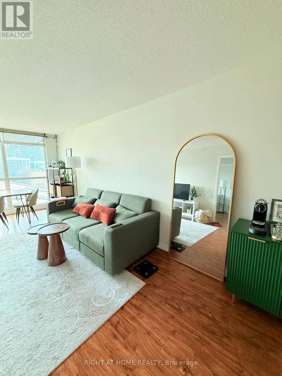 809 - 18 YONGE STREET