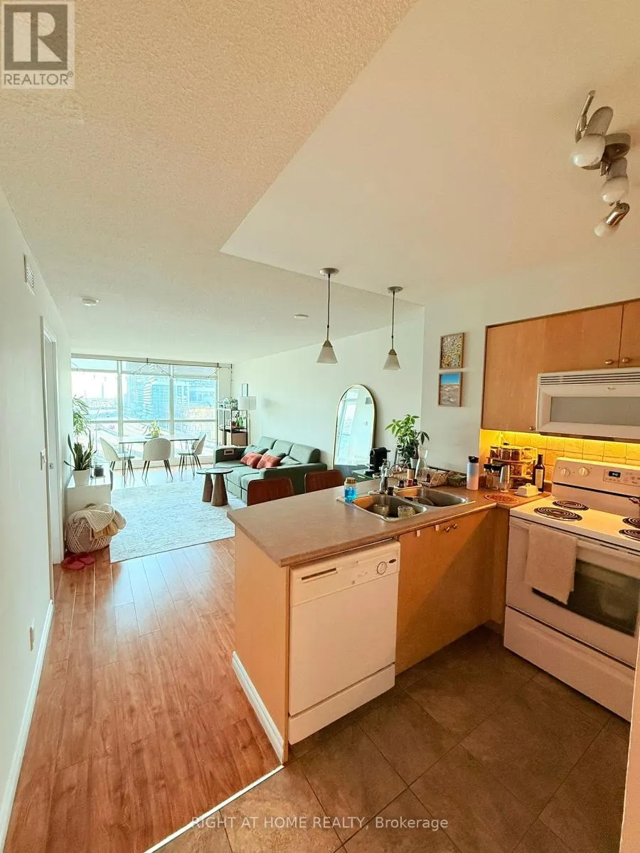 809 - 18 YONGE STREET
