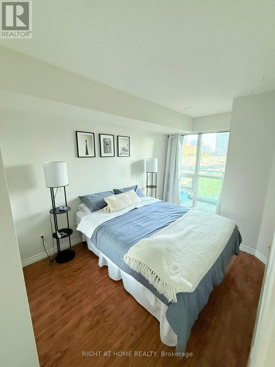 809 - 18 YONGE STREET