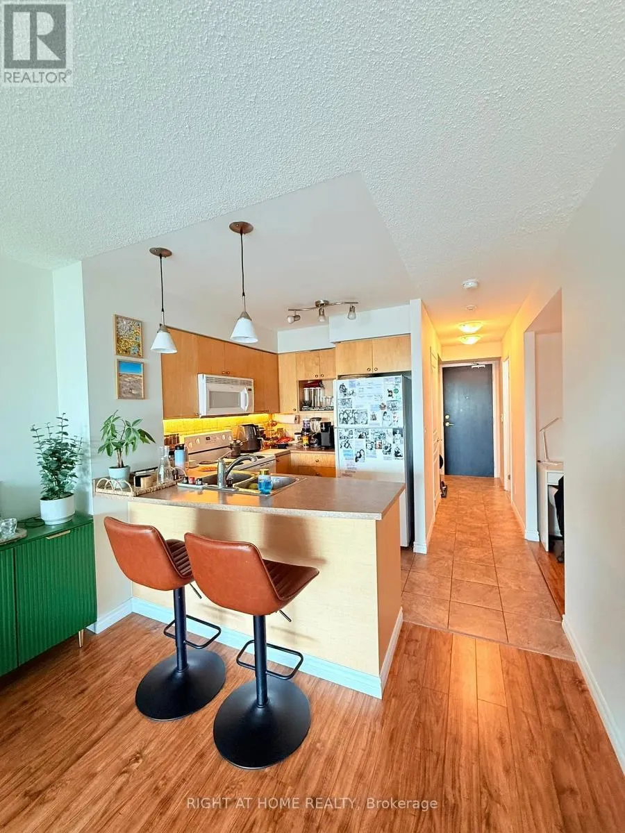 809 - 18 YONGE STREET