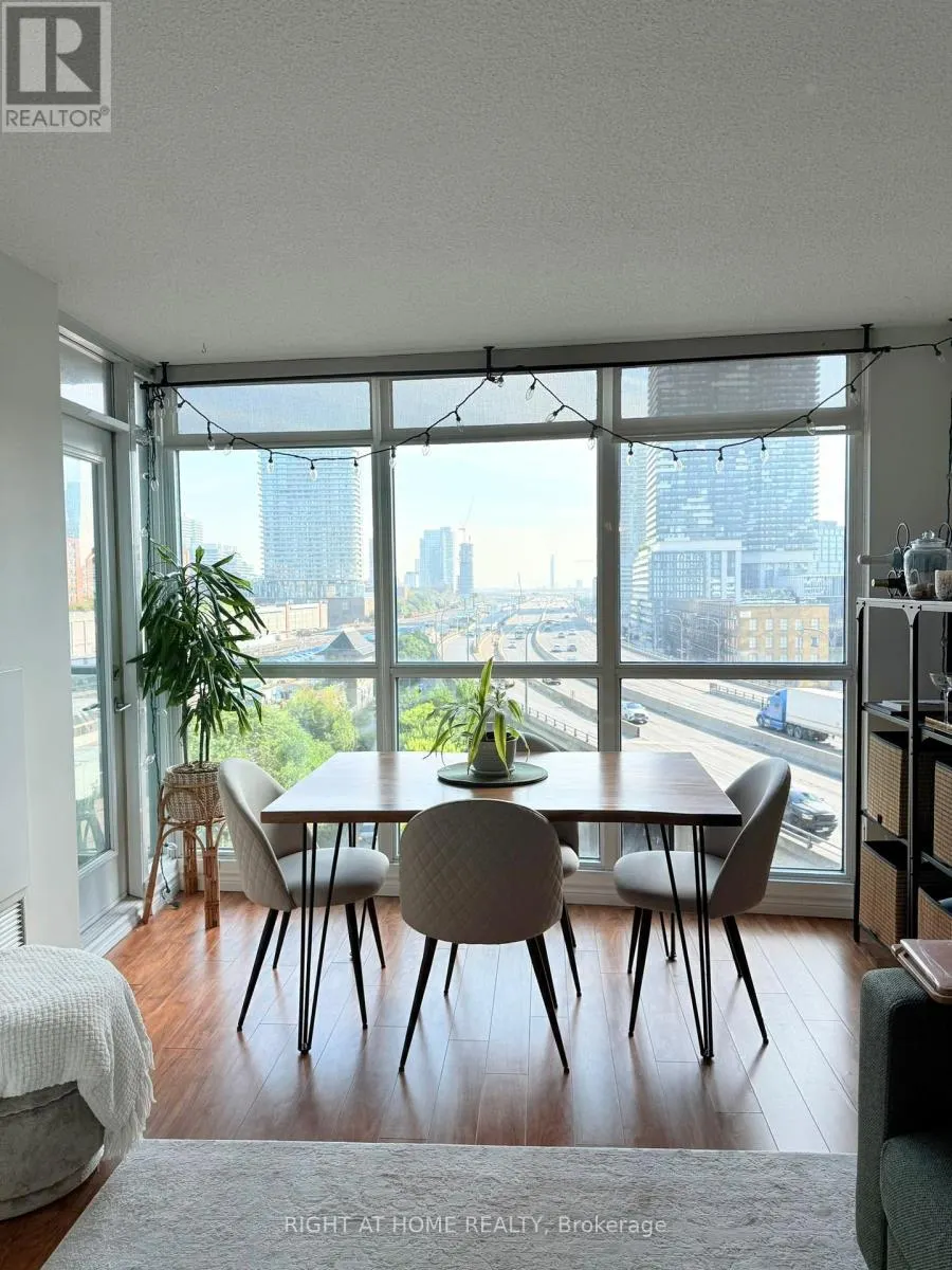 809 - 18 YONGE STREET