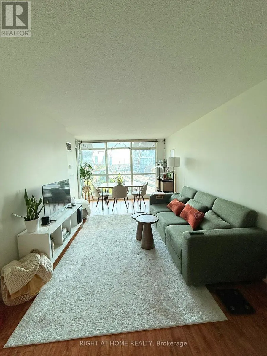 809 - 18 YONGE STREET